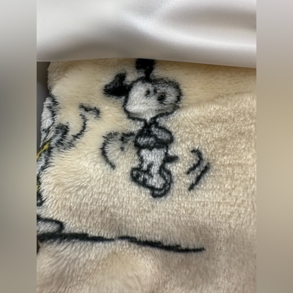 Peanuts 75th Anniversary Robe Gift Box set Cream background with cartoon images - Picture 5 of 6